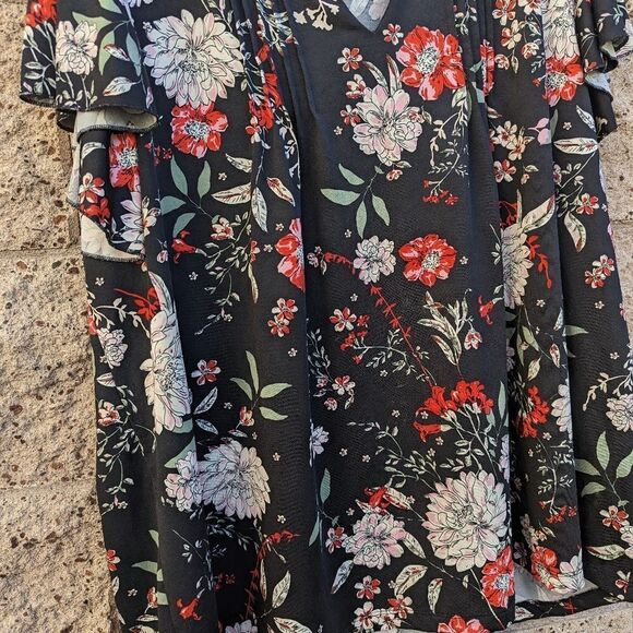 Women's Perception brand, light floral top - Picture 8 of 13